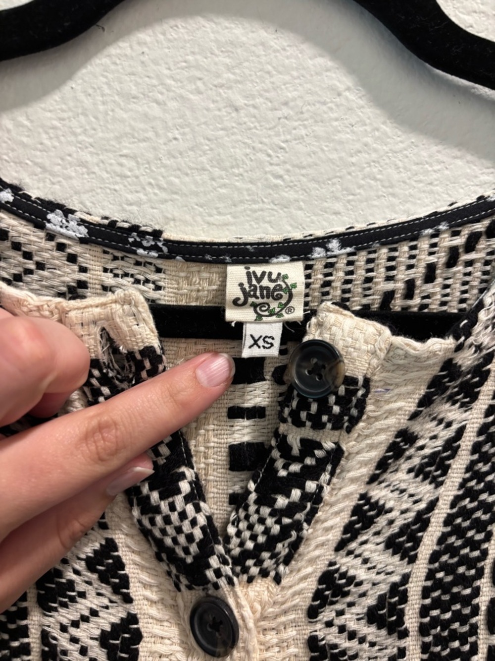 Ivy Jane Cropped Knit Button-Front Top in Black & Cream, size XS - Picture 4 of 7